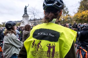 Près d’un millier de personnes se sont rassemblées samedi 19 octobre à Paris, place de la République, en hommage à Paul Varry, mort écrasé par un automobiliste.
