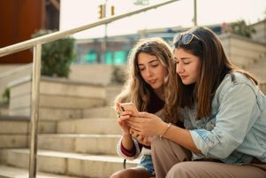 Les internautes hésitent de plus en plus à partager leur vie personnelle sur les réseaux sociaux et privilégient des groupes de discussion plus restreints.