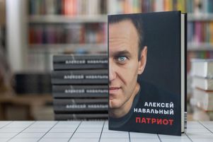 « Patriote », le livre posthume de l’opposant russe Alexeï Navalny dans la vitrine d’une librairie à Varsovie, mardi 22 octobre.