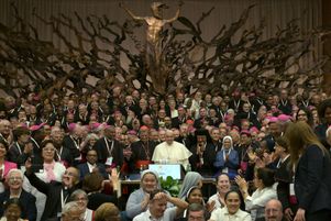 Le pape François, au centre de la seconde assemblée du Synode sur la synodalité, dans la salle d’audience Paul-VI, samedi 26 octobre, au Vatican.