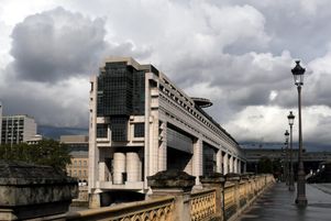 Pour limiter le déficit, le précédent gouvernement avait annulé d’urgence 10 milliards de crédits en février, soit le maximum possible par décret. Le ministère de l’économie et des finances, le 10 octobre à Paris.