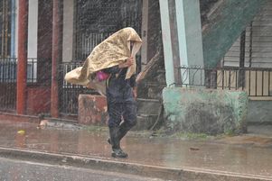 Un homme marche sous une pluie battante après l’arrivée de l’ouragan Rafael à Pueblo Candelaria, dans la province d’Artemisa, à 65 km à l’ouest de La Havane, le 6 novembre 2024