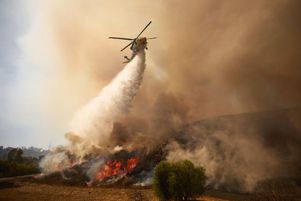 Un hélicoptère largue de l’eau sur le « Mountain Fire », en Californie, États-Unis, jeudi 7 novembre 2024.