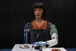 Pour la première fois, le tableau d’un robot humanoïde, Ai-Da, a été vendu 1,2 million d’euros aux enchères, ce jeudi 7 novembre.