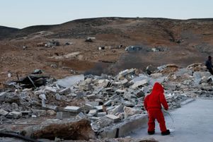 Après la présentation de documents officiels par un représentant des autorités israéliennes, les destructions commencent. 