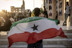 Un homme brandit un drapeau du Somaliland devant un monument commémoratif, à Hargeisa, le 7 novembre 2024.