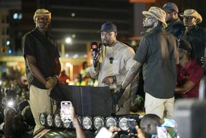 Le premier ministre sénégalais et chef du parti Pastef, Ousmane Sonko (au centre), lors d’un discours dans le cadre des élections anticipées suite à la dissolution de l’Assemblée nationale, à Dakar le 12 novembre 2024.