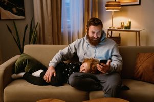 Dès le plus jeune âge, les enfants observent leurs parents rivés à leur téléphone, leur attention captée au détriment de moments d’échange essentiels à leur développement social et émotionnel.