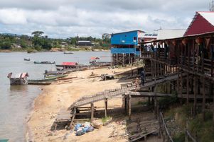 Les commerces d’« Albina 2 », ville surinamaise faisant face à Maripasoula, proposent d’ordinaire des produits à prix cassé. Avec la sécheresse, les tarifs ont là aussi, explosé.