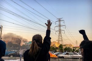 Des femmes iraniennes ne portant pas le hijab lors d’une manifestation près de la place Punak, le 10 janvier 2022, à Téhéran.