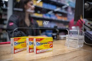 La ministre de la santé, Geneviève Darrieussecq, a annoncé devant le Sénat lundi 18 novembre son intention d’augmenter de 5% le ticket modérateur sur les médicaments. 