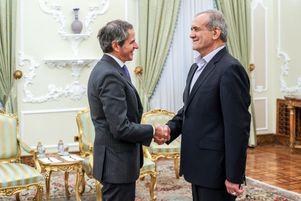 Le président iranien (gauche) Masoud Pezeshkian reçoit à Téhéran le chef de l’Agence internationale de l’énergie atomique (AIEA), Rafael Grossi, le jeudi 14 novembre 2024.