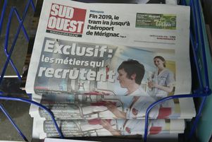 Des exemplaires du journal Sud Ouest, à Bordeaux, le 30 avril 2016