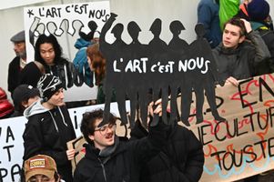 Environ 3 000 professionnels de la culture ont manifesté devant le conseil régional des Pays de la Loire à Nantes pour protester contre les baisses de budget à la culture, lundi 25 novembre.