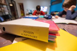 Quand une pension n’est pas versée, la CAF peut récupérer les sommes impayées des 24 derniers mois auprès de l’autre parent, de son employeur, de sa banque ou encore de France Travail.