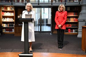 La reine Camilla prononce en septembre un discours à côté de Brigitte Macron lors de leur visite à la Bibliothèque nationale de France (BNF), pour présenter le prix de l’Entente littéraire, qui sera remis mercredi 4 décembre 2024.
