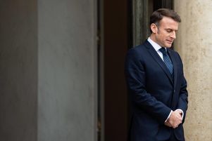 Emmanuel Macron devant le palais de l’Élysée, le 12 novembre à Paris. Le président de la République doit rencontrer lundi 9 décembre les responsables écologistes, communistes et ceux du groupe Libertés, indépendants, outre-mer et territoires (Liot) de l’Assemblée nationale.