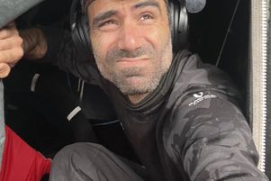 Le skippeur suisse Alan Roura, le 3 décembre, à bord de Hublot, sur lequel le bruit avoisine souvent les 70 décibels.