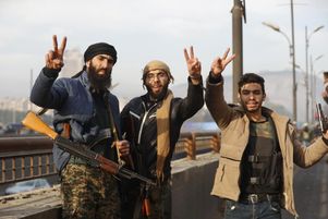 Des combattants rebelles syriens fêtent la prise de Damas, le 8 décembre 2024. .