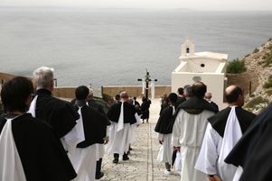 Marche de la Confrérie Sainte-Croix vers la Chapelle Saint-Roch lors du Vendredi Saint , à Bonifacio, en Corse, le 29 mars 2024.