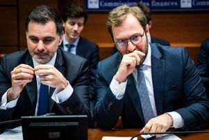 Le ministre démissionnaire des comptes publics Laurent Saint-Martin (à gauche) et le ministre démissionnaire de l’économie Antoine Armand (à droite), à l’Assemblée nationale, le 11 décembre 2024. 