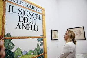 Giorgia Meloni, visite l’exposition sur Le Seigneur des anneaux de J. R. R. Tolkien à la Galerie nationale d’art moderne et contemporain de Rome, le 15 novembre 2023.