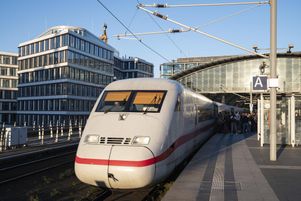 Un train InterCity Express (ICE) sur un quai de la gare centrale de Berlin, en octobre 2023. La ville allemande est reliée à Paris en huit heures de train dès ce lundi 16 décembre.