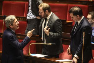 Le projet de loi spéciale doit maintenant être examiné par le Sénat, mardi après-midi et mercredi matin en commission des finances, et mercredi après-midi en séance.