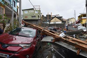Trois jours après le passage du cyclone Chido à Mayotte, le 15 décembre 2024, les secours s’organisent sur l’archipel dévasté.