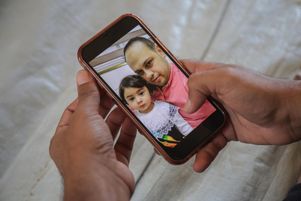 Séparés dans des hôpitaux distincts après le bombardement de leur immeuble, le 13 octobre 2023, Mohammed a recherché pendant des mois sa fille Jana. Il l’a finalement retrouvée en novembre.