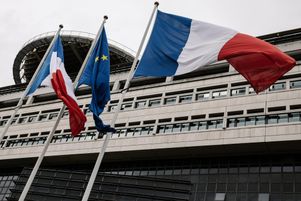 Les organisation syndicales et patronales ont publié une tribune commune inédite, mardi 17 décembre, appelant les politiques à mettre fin à l’instabilité politique.