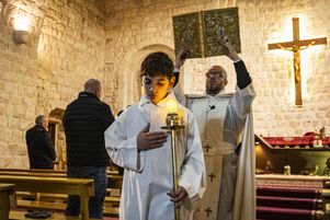 Le père Tony Rahmé célèbre la messe de Noël à l’église Notre-Dame-de-la-Tour, à Deir Al-Ahmar.