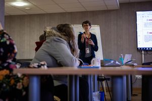 Odile Vansuyt, conseillère en économie sociale et familiale du département de la Somme, anime un atelier sur la gestion du budget à destination de personnes bénéficiant du RSA, à Albert (Somme), le 13 décembre.