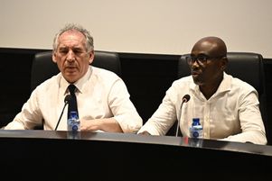 Le premier ministre François Bayrou a assisté à une réunion avec le président du Conseil départemental de Mayotte Ben Issa Ousseni et des responsables locaux au Conseil départemental à Mamoudzou sur le territoire français de Mayotte lundi 30 décembre 2024.