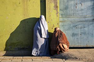 Deux femmes afghanes au bord d’une route, à Kandahar, en décembre 2024.