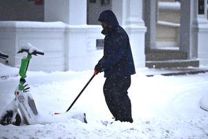 Une personne déneige la rue à Washington, le 6 janvier 2025