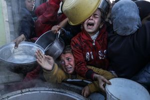 A Rafah, les gens se rassemblent pour recevoir des repas de la cuisine caritative alors que les Palestiniens sont confrontés à la famine sur fond de grave pénurie de farine et d’aide.
