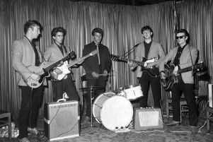 Les Beatles au début des années 1960, dans un club de Hambourg (Allemagne).