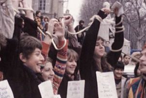 Les femmes ayant avorté clandestinement avant 1975 évoquent la douleur, la solitude et les maltraitances qu’elles ont subies.