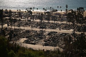 Des maisons ravagées dans le quartier de Pacific Palisades à Los Angeles, le 13 janvier 2025