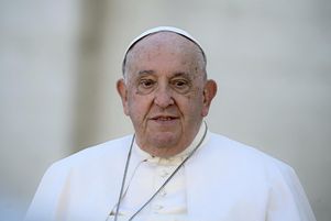 Le pape François lors de son audience générale hebdomadaire sur la place Saint-Pierre au Vatican, le 6 novembre 2024. Il a chuté dans sa résidence Sainte-Marthe, ce jeudi 16 janvier 2025.