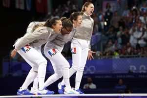 Une étude de l’Arcom révèle l’intérêt croissant du public et des diffuseurs pour le sport féminin. (Illustration : Sara Balzer, Sarah Noutcha, Cécilia Berder et Manon Apithy Brunet avant la petite finale par équipes au sabre face au Japon, lors des JO de Paris, le 3 août 2024) 