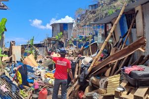 Aide aux habitants à l’initiative des Apprentis d’Auteuil suite aux dégâts provoqués par le cyclone Chido à Mayotte.