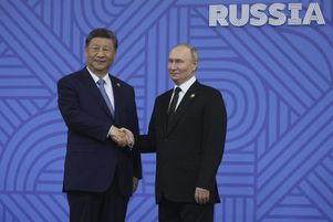 Le président russe Vladimir Poutine salue le président chinois Xi Jinping lors d’une cérémonie officielle d’accueil des chefs de délégation au sommet des BRICS à Kazan (Russie), le 23 octobre 2024.