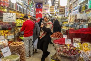 Des Iraniens font leurs courses au bazar Tajrish à Téhéran, le 21 janvier 2025.