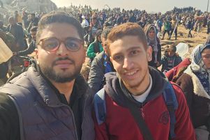 Mosaab Naser (à gauche), avec un ami. Réfugié au campement de fortune de Deir Al Balah, Mosaad a pu retourner chez lui une journée, à Gaza-Ville.