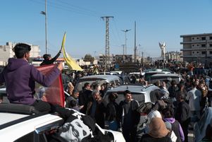 Un convoi de civils en provenance du barrage de Tichrine revient à Kobané, le 29 janvier 2025. De nombreux habitants sont réunis pour les accueillir chaleureusement. Malgré la joie des retrouvailles, de nombreux blessés sont à déplorer. 