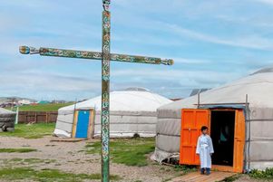 Dans Jésus en Mongolie , la journaliste Marie-Lucile Kubacki retrace ses deux voyages sur les terres de Gengis Khan, d’Oulan-Bator, la capitale, jusqu’aux ruines de l’ancienne capitale de l’Empire Mongol, véritable « expérience spirituelle et humaine ».