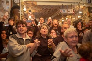 À Tel-Aviv, la famille et les amis de l’otage israélien Ohad Ben Ami, retenu captif dans la bande de Gaza depuis l’attaque du 7 octobre 2023 par des militants palestiniens, réagissent en regardant sa libération avec deux autres otages par le Hamas à la télévision. Le Hamas a libéré trois otages dans la bande de Gaza dans le cadre du dernier échange de prisonniers avec Israël, ont montré des images télévisées en direct samedi.