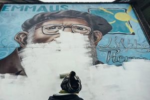 Un portrait de l’abbé Pierre, en train d’être effacé de la communauté Emmaüs d’Hédé-Bazouges, en octobre 2024. 